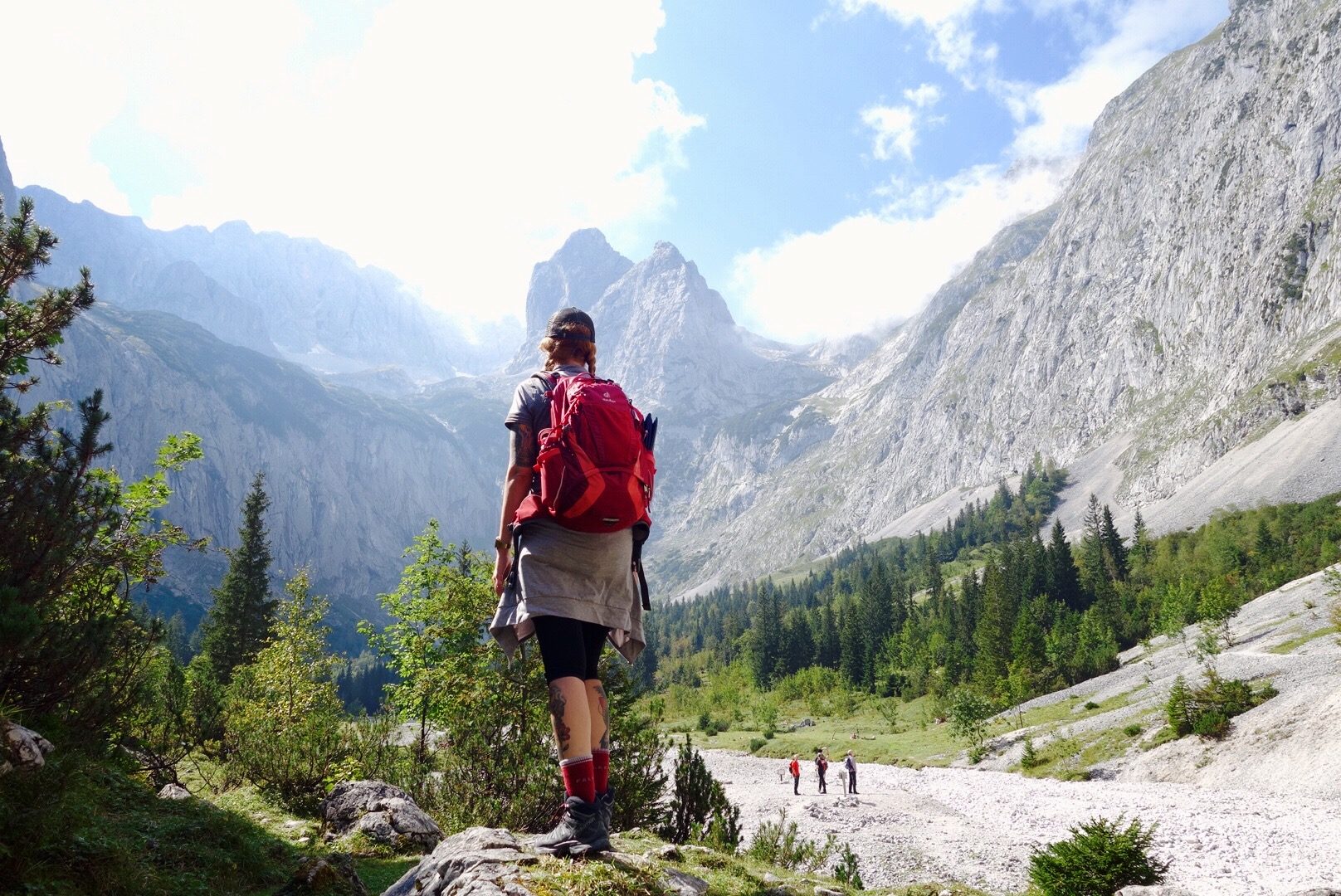 Wanderin mit Rucksack im Höllental, nahe der Zugspitze