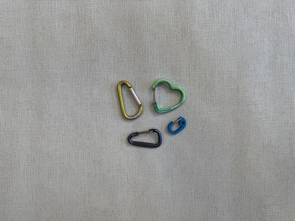 Verschiedene leichte Karabiner fürs Wandern