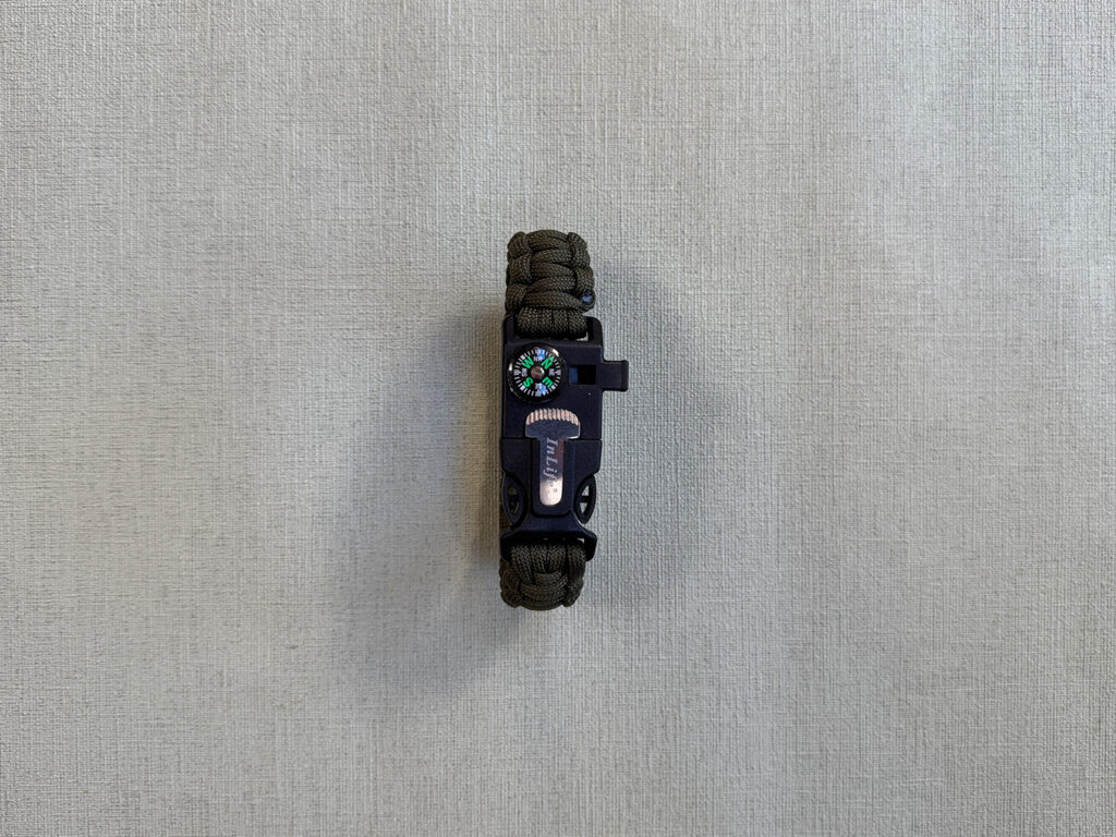 Armband mit Signalpfeife, Kompass und Feuerstarter